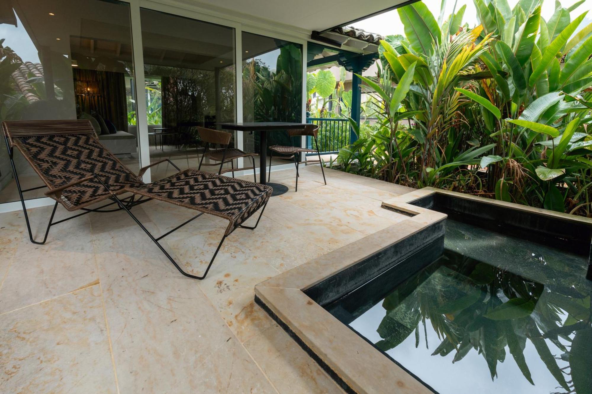 Termales El Otono Hotel La Enea Kültér fotó A private pool at a hotel in Cancun, Mexico